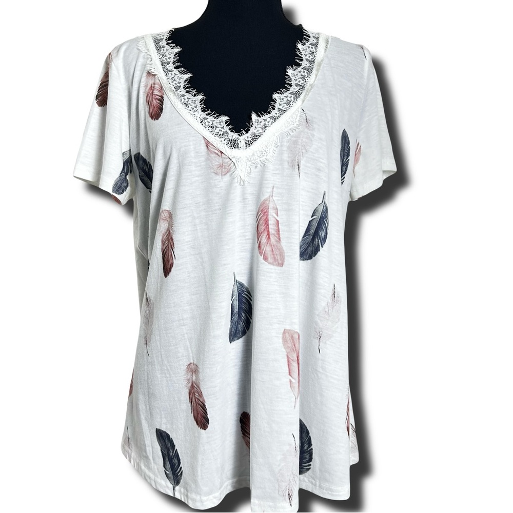 🙀 3/$18 NWOT Feather Print T-shirt Top | White Pink Gray V-neck
